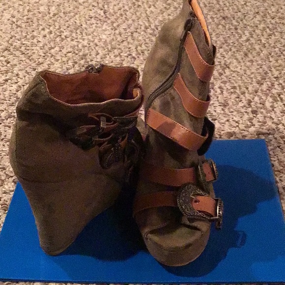 Peep toe wedge booties - Picture 3 of 3
